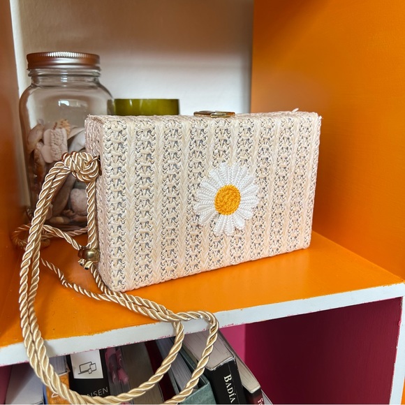 Daisy straw crossbody purse - Picture 4 of 4